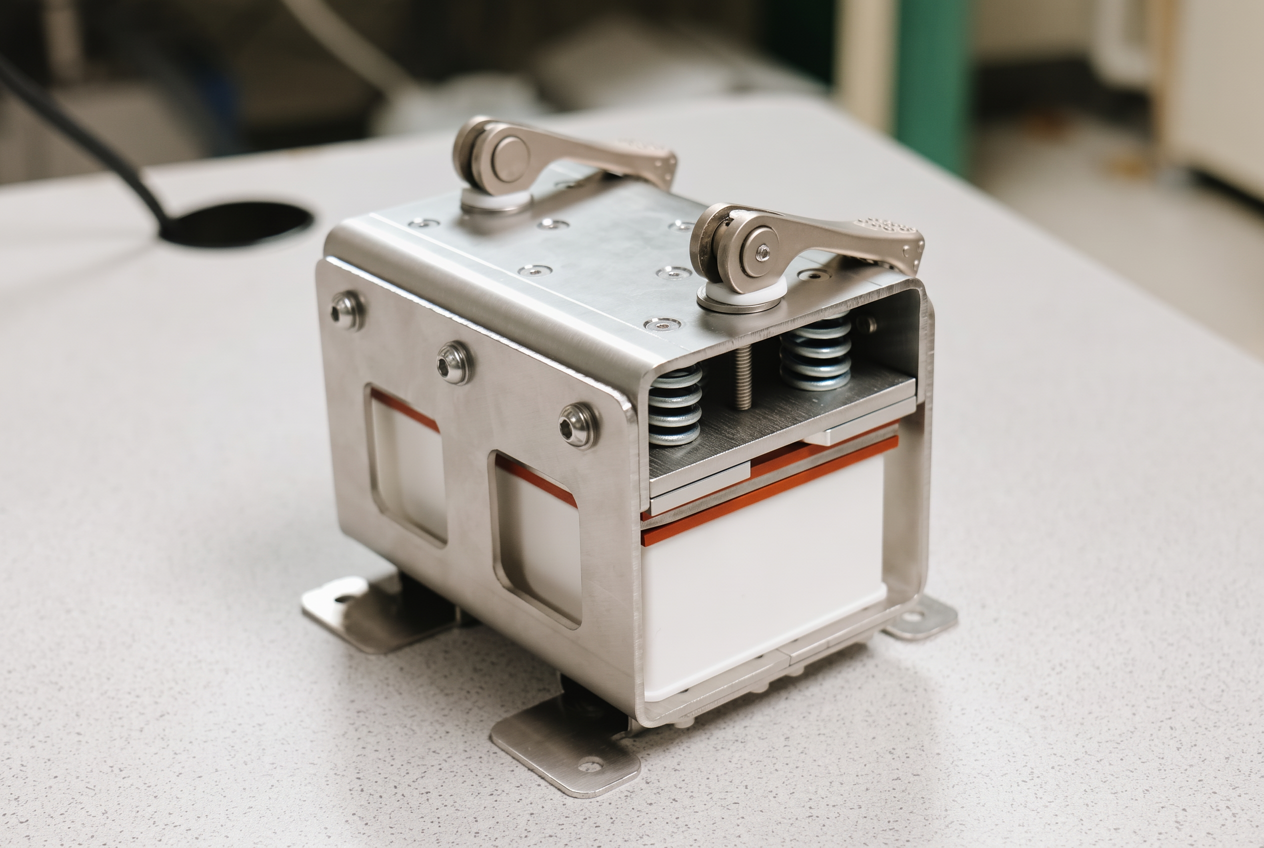 The Curio HS extraction device with its clamped manifold sealed over the well plate